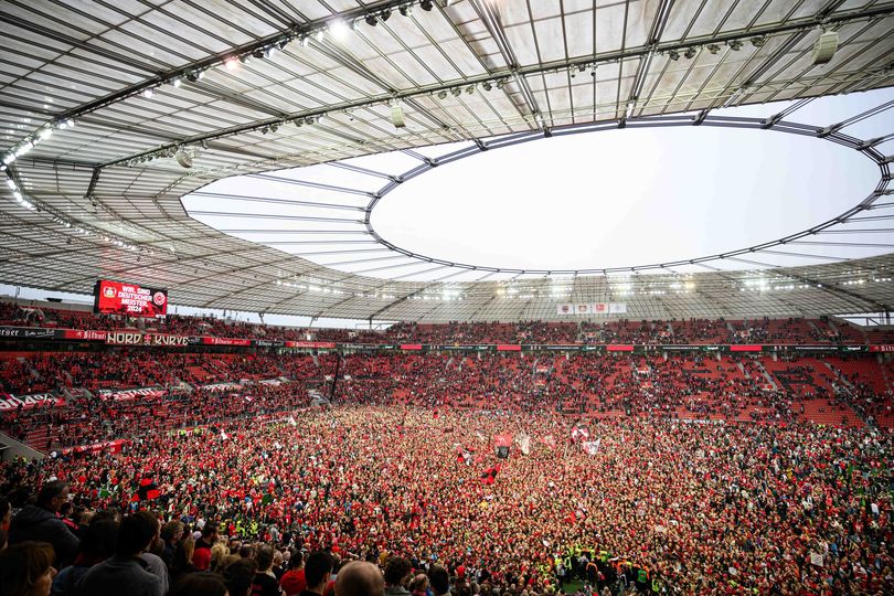 Festime të çmendura nga stadiumi i Leverkusenit   aty ku tifozët kanë pushtuar fushën