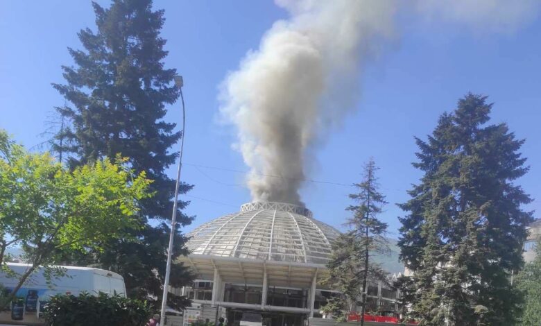 Salla Universale në Shkup kaplohet nga zjarri 